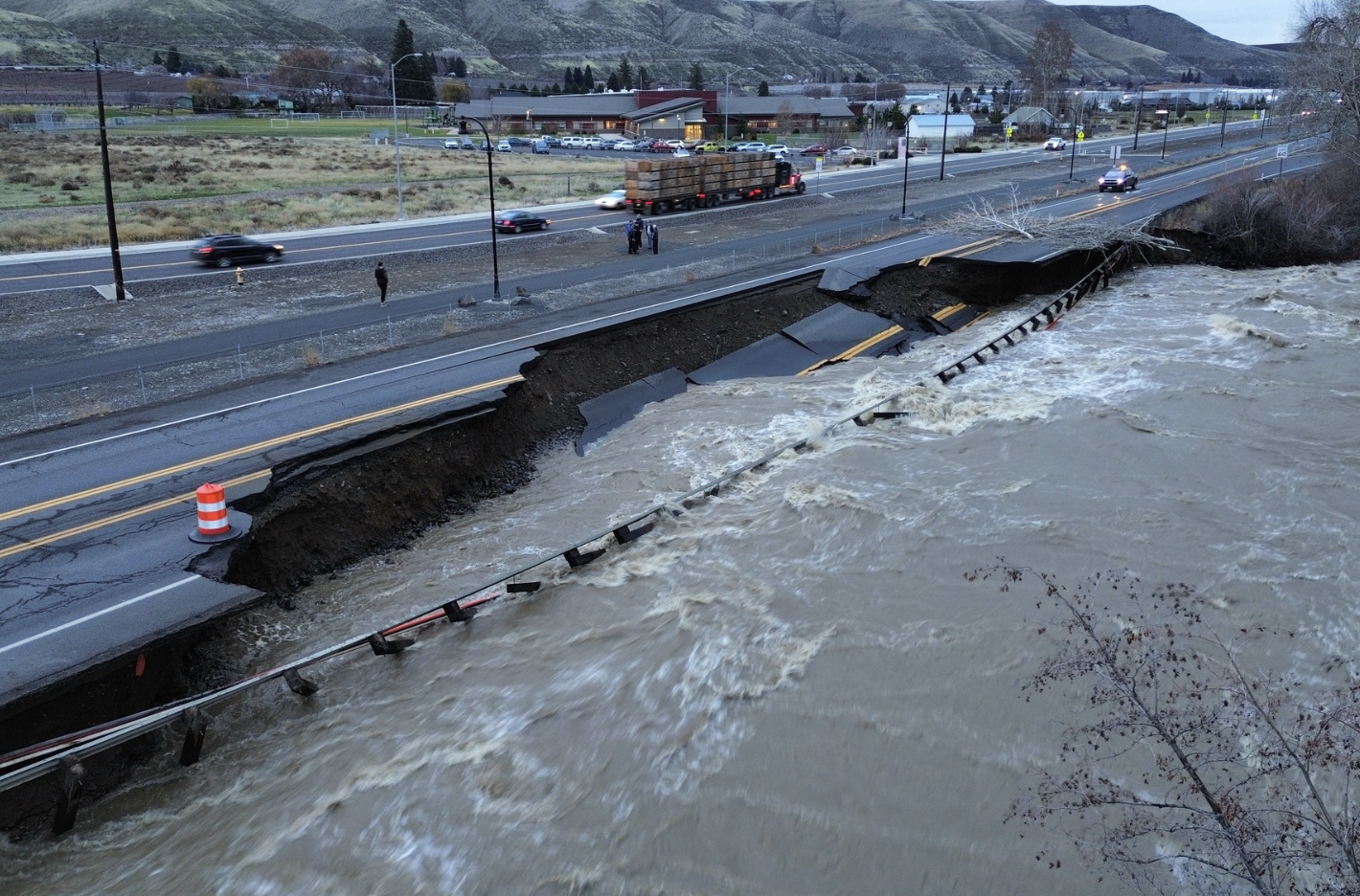 yakima highway 12 flooded